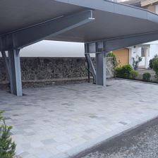 Überdachter Autoabstellplatz