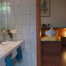 Blick vom Bad ins Schlafzimmer Wohnung Karstein