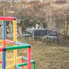 kleiner Garten mit Spielgeräten