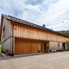 Haus seitlich Sommer