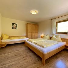 Doppelzimmer mit Zustellbett EG