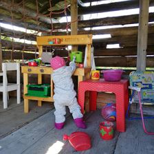 Spielhaus mit Matschküche und Rutsche