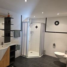 Modernes Badezimmer mit Dusche