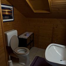 Kleines Bad im Dachgeschoss mit WC und Waschtisch