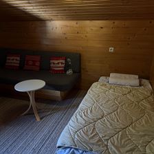 Kleines Bett im Dachgeschoss für Kinder