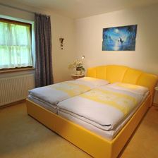 Schlafzimmer mit Schrank und Doppelbett