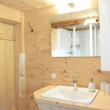 Bad mit Waschbecken, Dusche und WC