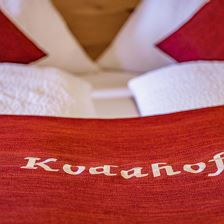 Kodahof Doppelbett mit Schriftzug (rot)