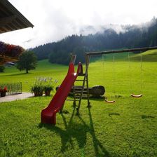 Kinderspielplatz in unserem wunderschönen Garten