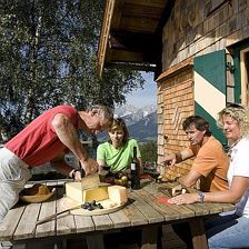 KAM_000818_Vier-Wanderer-bei-Rast-auf-einer-gemuet