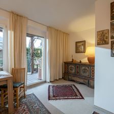Wohnzimmer mit Blick auf die Terrasse