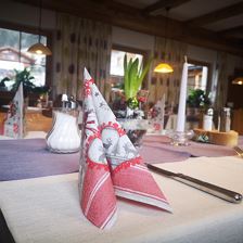 festlich gedeckter Tisch