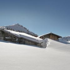 Urige-Alm-im-Winter_@AstnerStefan