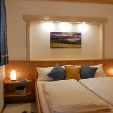 Schlafzimmer mit Zirbenbett ruhige Ferienwohnung B