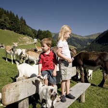KAM_000702_zwei-Kinder-stehen-auf-einer-Sitzbank_F