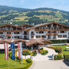 Hotel Sonne im Sommer - Außenansicht mit Eingang