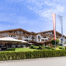 Hotel Sonne im Sommer - Außenansicht mit Terrasse