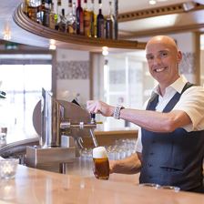 Hotel_Zentral_Kirchberg_02_2019_Barkeeper (Copy)