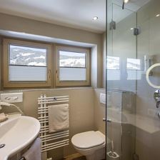 Hotel_Zentral_Kirchberg_02_2019_Zimmer_312_Badezim