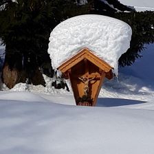 Wegkreuz tief verschneit