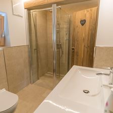 Bad mit Dusche und WC