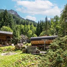 Rettensteinhuette_außen_BlickvomBach_Aschau