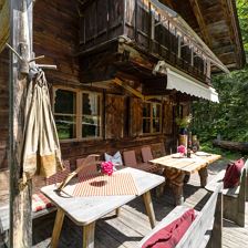 Rettensteinhuette_außen_Terrasse_Aschau