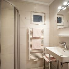 Badezimmer kl. Appartement Nebenhaus
