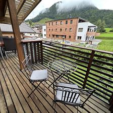 Großer Sonnenbalkons mit Blick auf die Berge