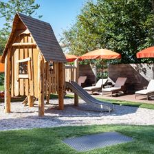 Liegebereiche mit Spielhaus