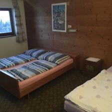 Dreibettzimmer mit Dusche