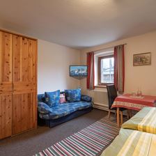 Zirbenmöbelzimmer mit extra Schlafcouch