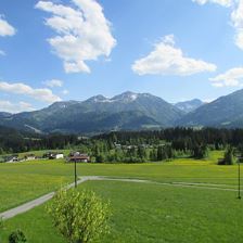 Ausblick auf die Bergwelt im Mai