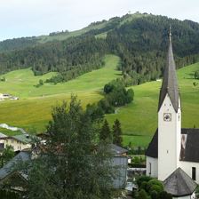 Kirche mit Buchenseinwand