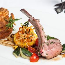 Angerer-Alm_Lammrack-mit-Kartoffelschmarrn-und-Som