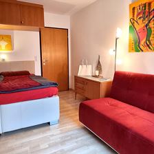 Schlafzimmer Ansicht - Doppelbett & 2er Sofa NEU