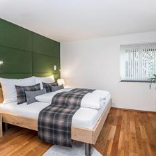 Schlafzimmer (Masterbedroom) mit angrenzendem Bad