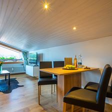 Wohnraum mit Esstisch im Appartement Sauna