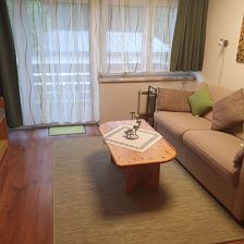 Wohnzimmer mit Balkon
