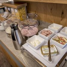 Früstücksbüffet-mit-Joghurt-Aufstrich-Cerealien (G