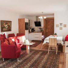 Küche mit Ess- und Wohnecke