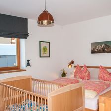Schlafzimmer IV mit Gitterbett