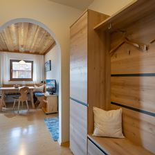 Kroepflhof_Taxaweg_47_St_Johann_Garderobe