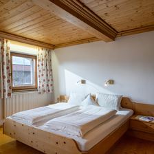 Kroepflhof_Taxaweg_47_St_Johann_Schlafzimmer