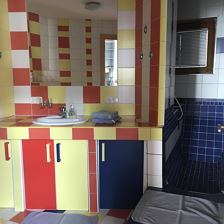 Bad mit Dusche und WC