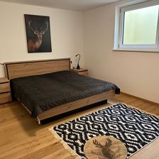 Doppelbett im Souterrain-Apartment (im Un