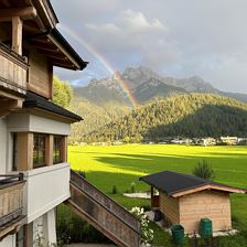 Blick auf die Loferer Steinberge mit Regenbogen