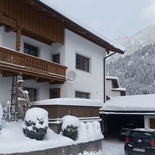 Haus mit Steinplatte