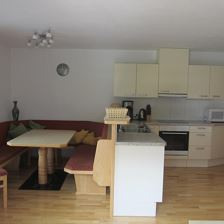 zicht op keuken en eettafel kopie