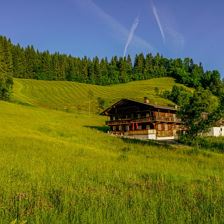 Großmutters Haus - Hausansicht im Juni